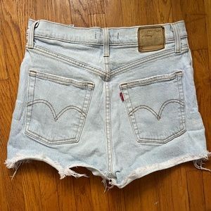 Levi’s Ribcage Jean Short Size 27 waist